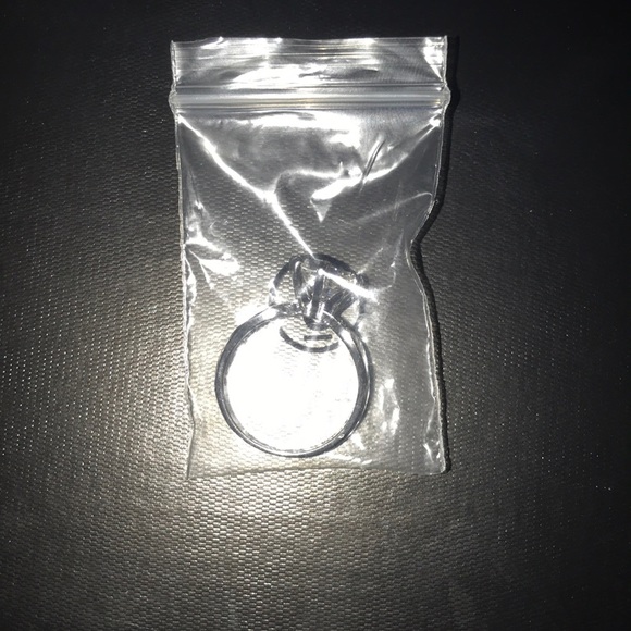 Women’s cubic zirconia and stainless steel ring - Picture 4 of 4